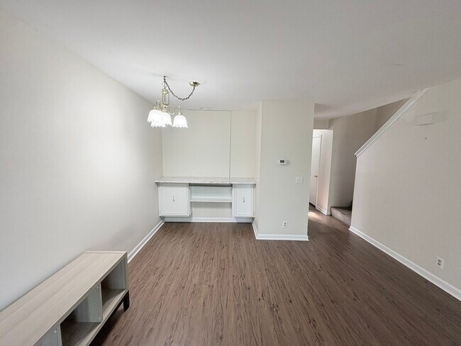 Building Photo - 240 Jamil Rd