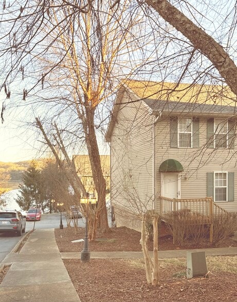 Building Photo - 14 Lake Village Ct