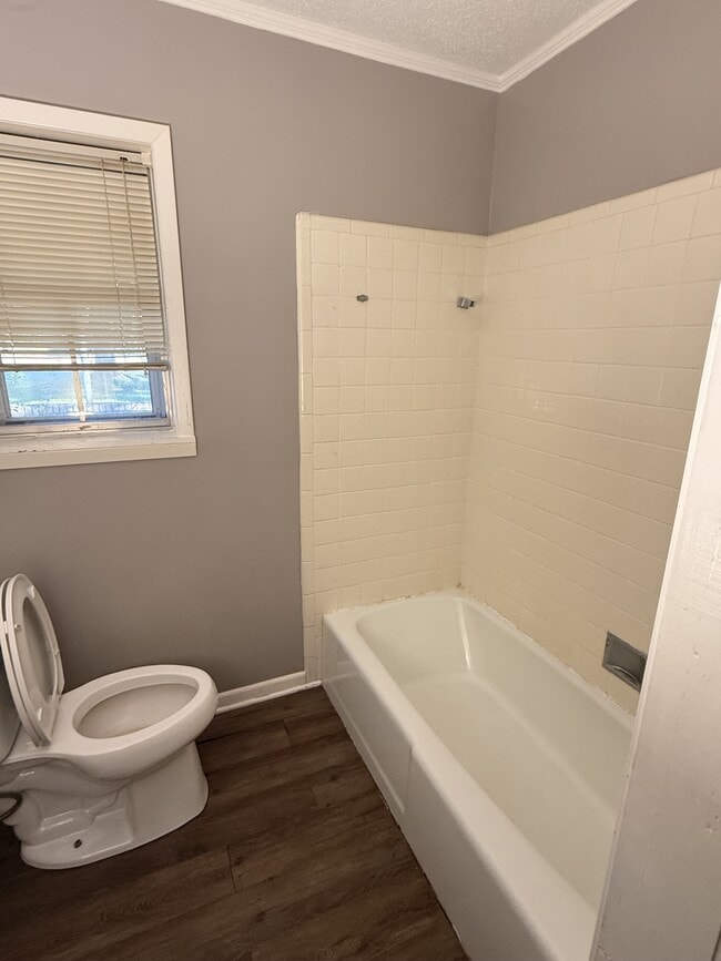 Building Photo - 200 S Birch St