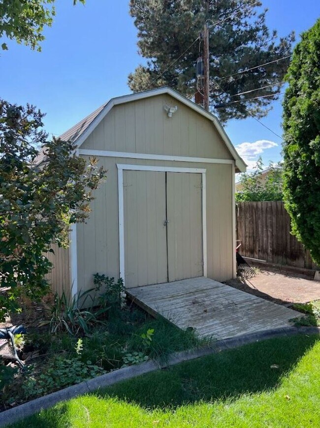 Building Photo - West Pasco Location a Block from the Colum...