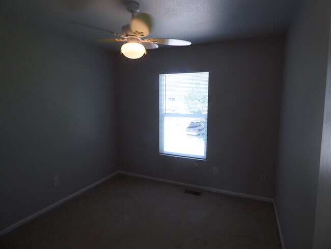Building Photo - Beautiful 3 Bedroom 2 Bath Townhome with 2...