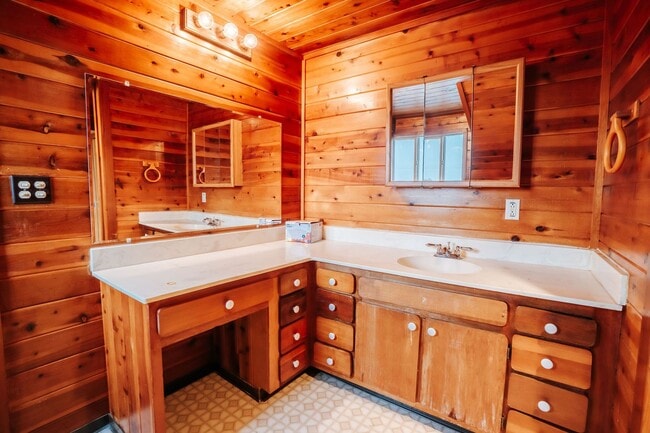 Building Photo - 122 Brennan St