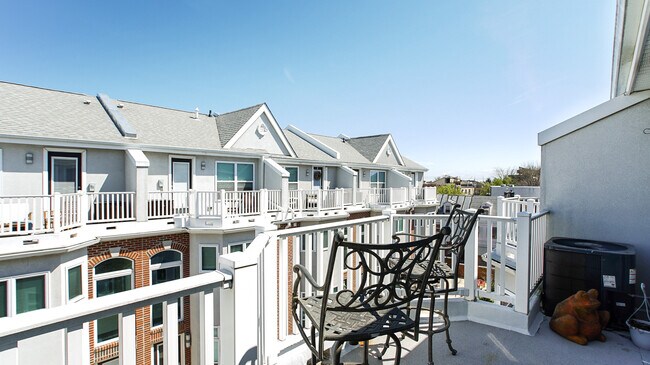 Building Photo - 317 Montrose St