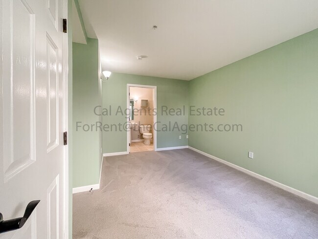 Building Photo - 909 Adams St