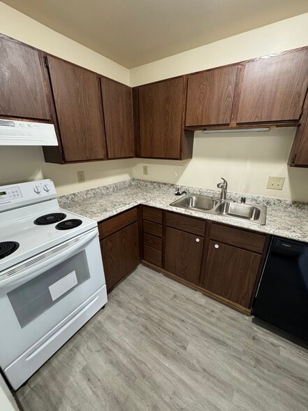 Building Photo - 2355 Chalet Gardens Rd