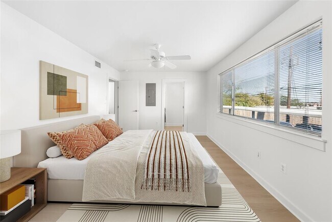 Building Photo - 2200 Dickson Dr