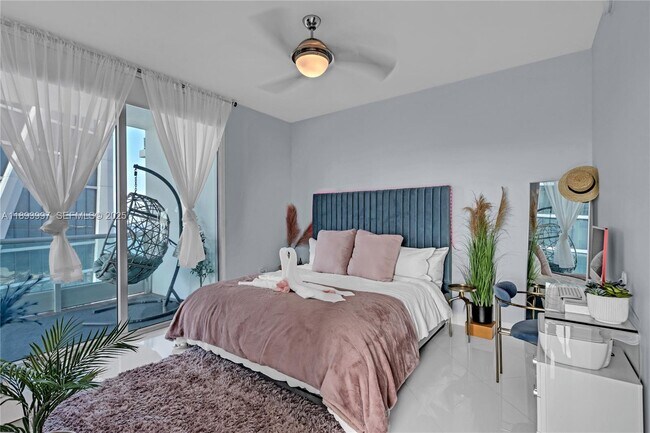 Building Photo - 900 Biscayne Blvd