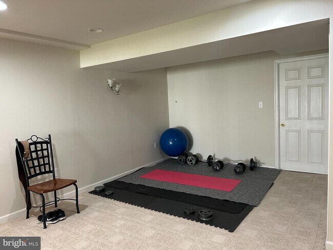 Building Photo - 2387 Dorchester St W