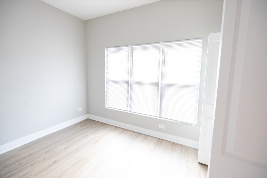 Building Photo - 2175 N Maplewood Ave