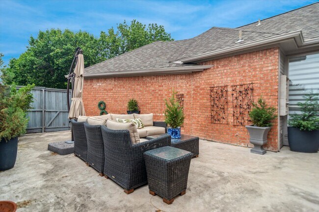 Building Photo - Incredible 4-Bedroom