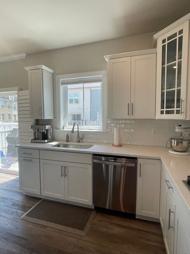Building Photo - FOUR LEVEL TOWNHOUSE IN DOWNTOWN CROWN, 2 ...