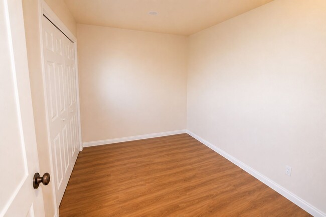 Building Photo - Spacious Student Rental Near Campus – HUGE DISCOUNT + ONE MONTH FREE!