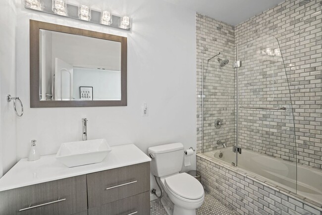 Building Photo - Lovely 2 BR/2.5 BA Apartment near Noma II!