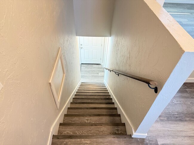 Building Photo - New 2 bed 1 1/2 bath duplex in Springfield!