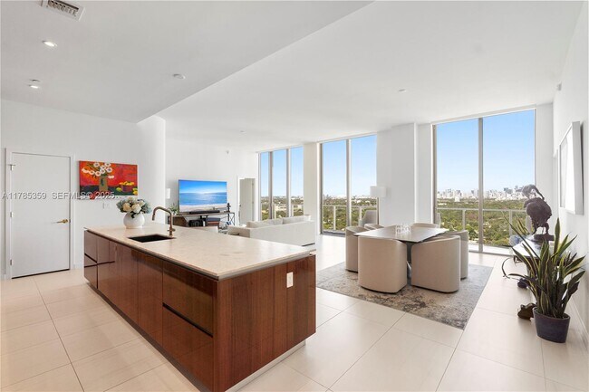 Building Photo - 2678 Tigertail Ave