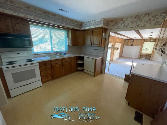 Building Photo - 3 Bedroom Home with Lake View – Camdenton, MO