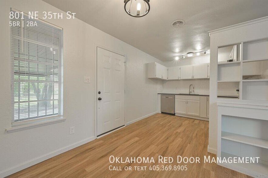 Building Photo - 801 NE 35th St