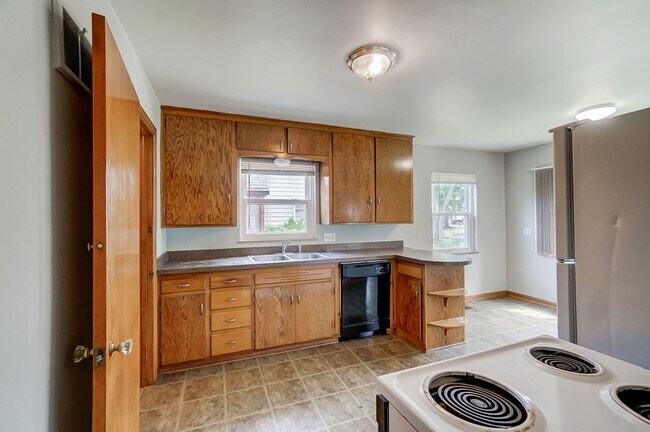 Building Photo - 347 Darrow Ave
