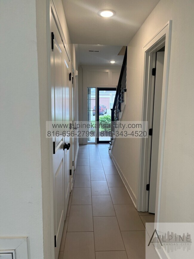 Building Photo - Beautiful Parkville Town Home Coming Soon!