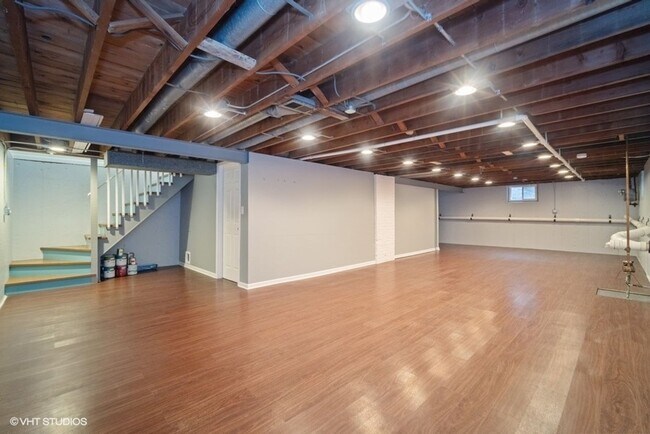Building Photo - Renovated 3 bedroom home in award winning ...