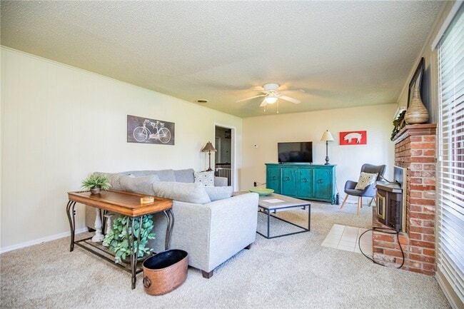 Building Photo - 107 NW Winfield Ln