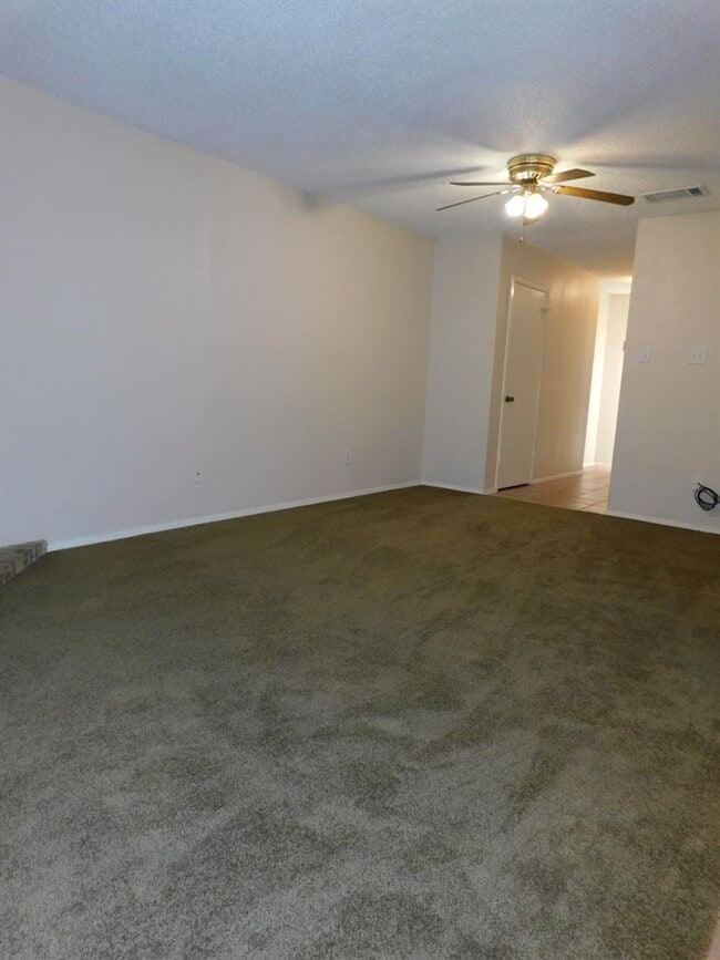 Building Photo - 806 Country Aire Dr