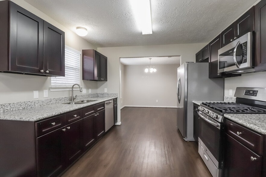 Building Photo - 21818 Hemlock Park Dr
