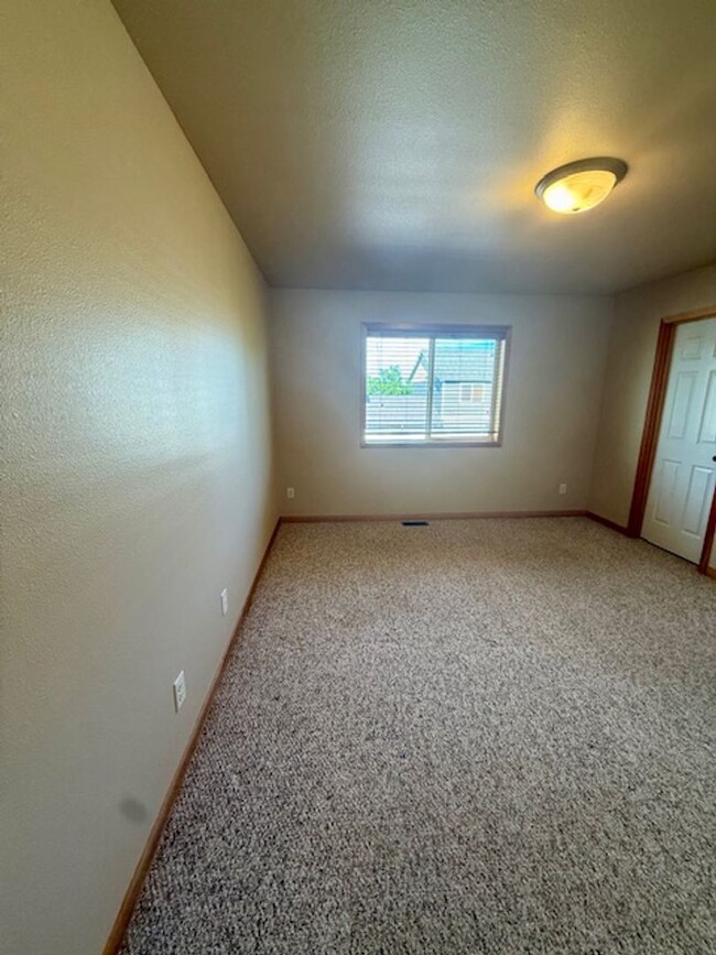 Building Photo - 3 Bedrooms 2 1/2 Bathroom Townhouse