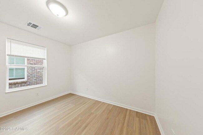 Building Photo - FOR RENT in LAFAYETTE!