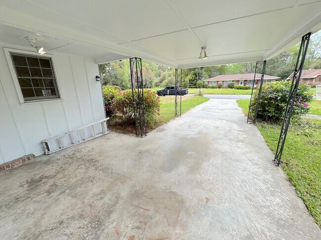 Building Photo - 106 Paradise Dr