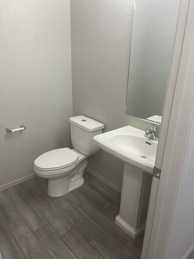 Building Photo - Beautiful Like New 4 Bedroom 3 Bathroom ho...