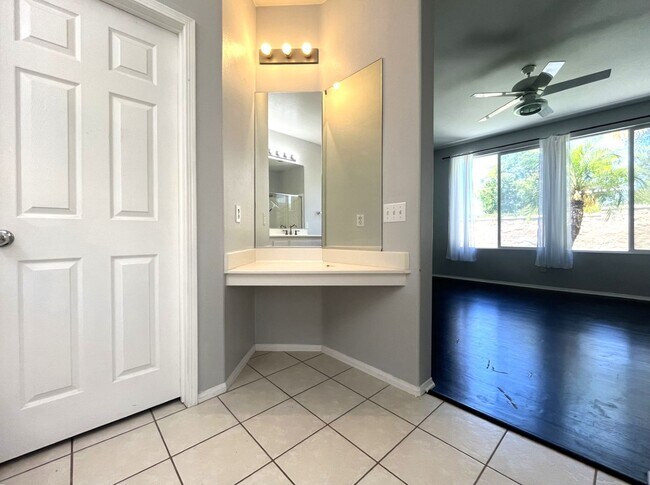 Building Photo - 3 bed, 2 bath located in Corona, CA!