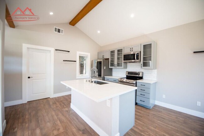 Building Photo - 437 Menker Ave