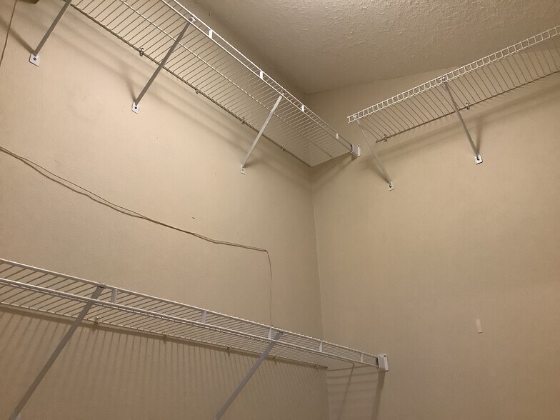 Building Photo - 2022 Blue Heron Dr