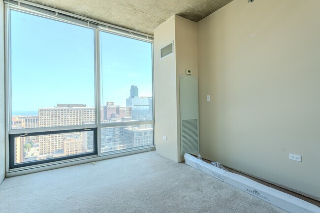 Building Photo - 611 S Wells St