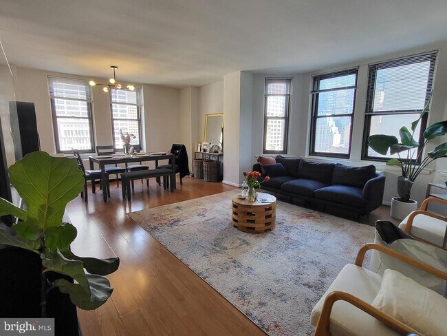 Building Photo - 135 S 19th St