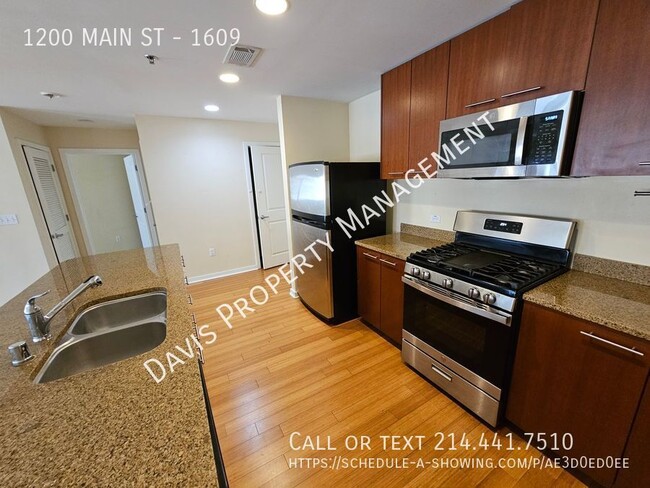 Building Photo - Downtown condo with roof top pool & concie...