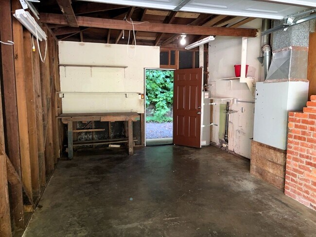 Building Photo - Enjoy Modern Living in this Upgraded home in a wooded area!