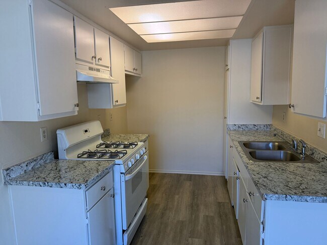 Building Photo - 1230 Hull Pl
