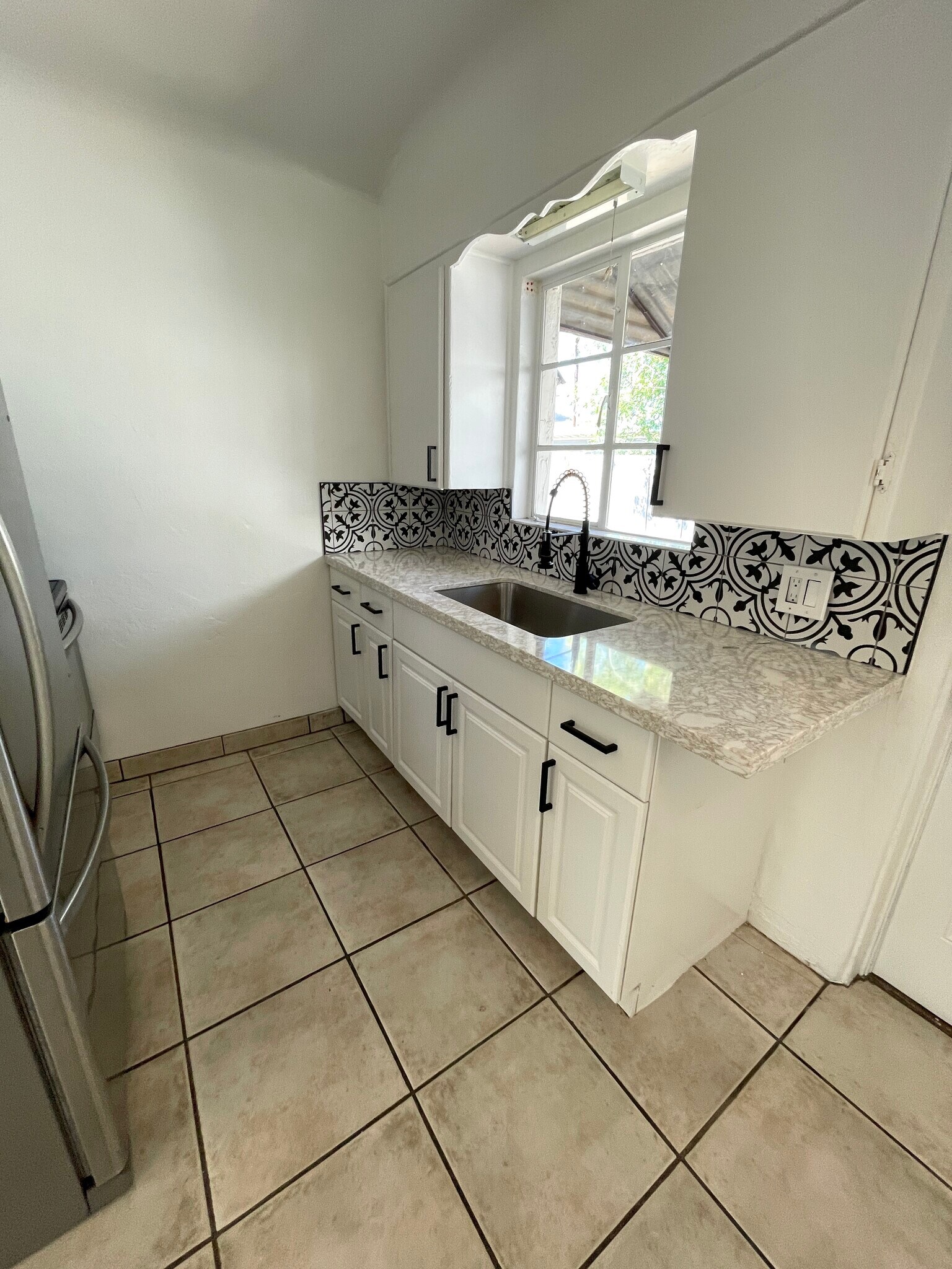 Kitchen - 1401 W Clarendon Ave
