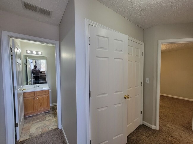 Building Photo - Gorgeous Split-Level 2 Story Home New Paint