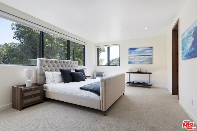 Building Photo - 3843 Rambla Pacifico St