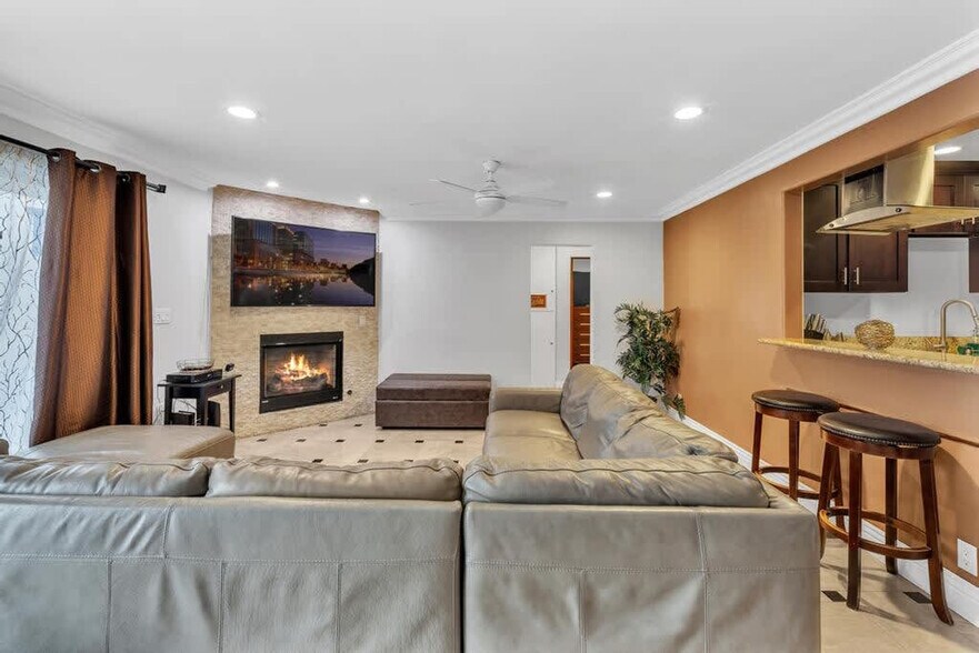 Primary Photo - 711 Island Ct