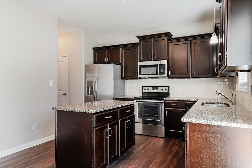 Building Photo - 900 Sandyhill Rd