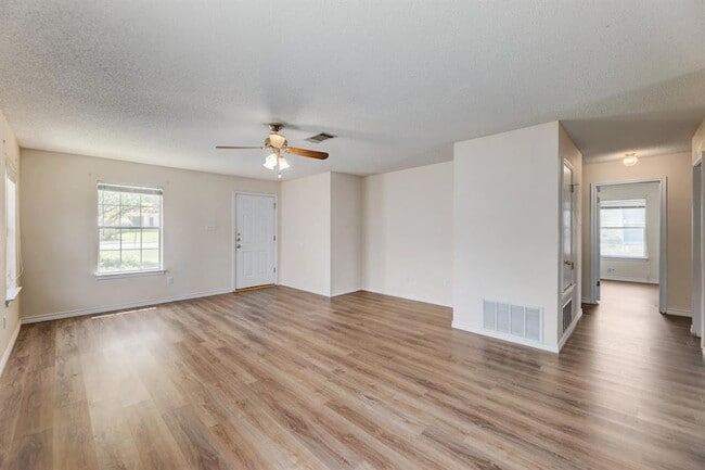 Building Photo - 2101 Parksville Way