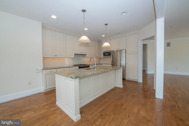 Building Photo - 5303 Parkview Dr
