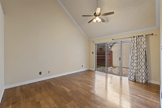 Building Photo - 13051 Meadowline Dr