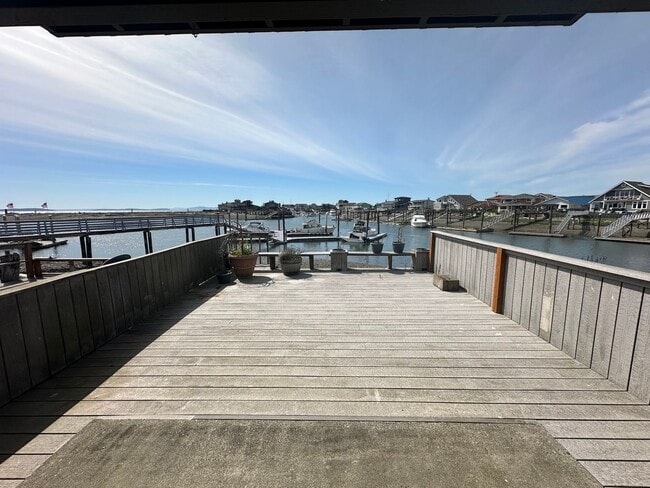 Building Photo - 2 Bed 2 Bath Waterfront Condo in Sandy Point