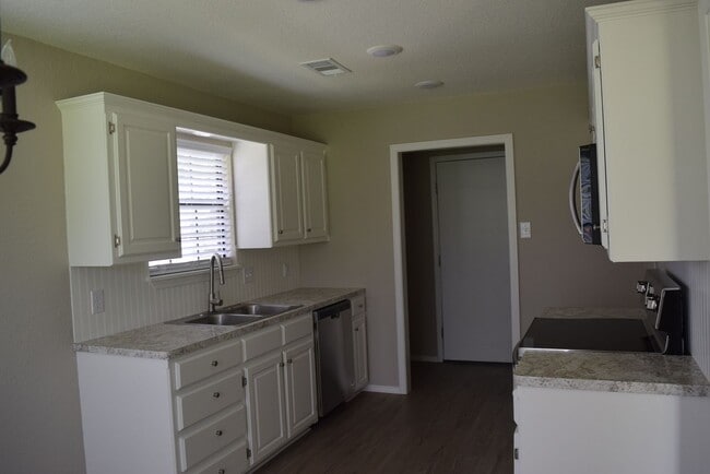 Building Photo - 700 Cedar Ln