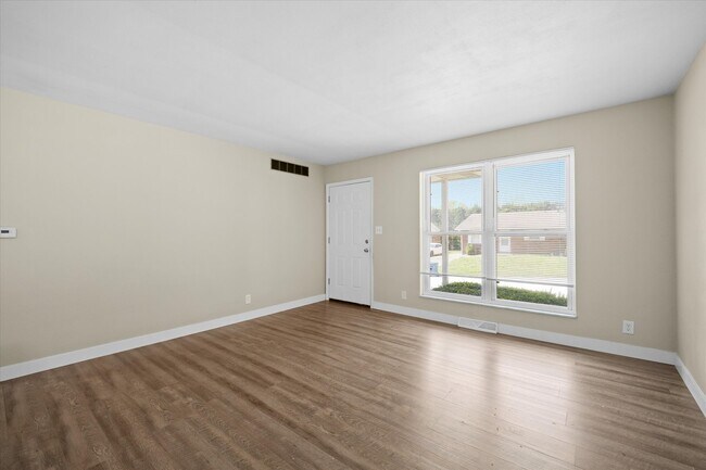Building Photo - 8 Manor Dr